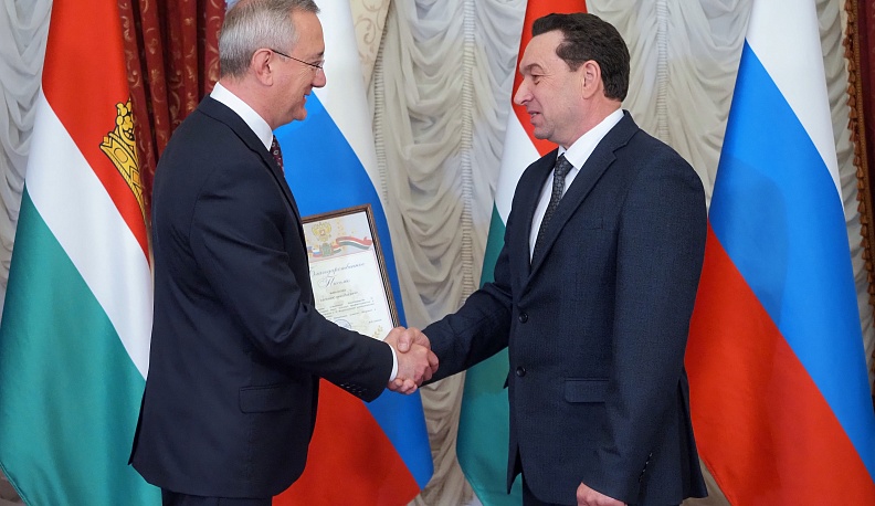 По служению и честь